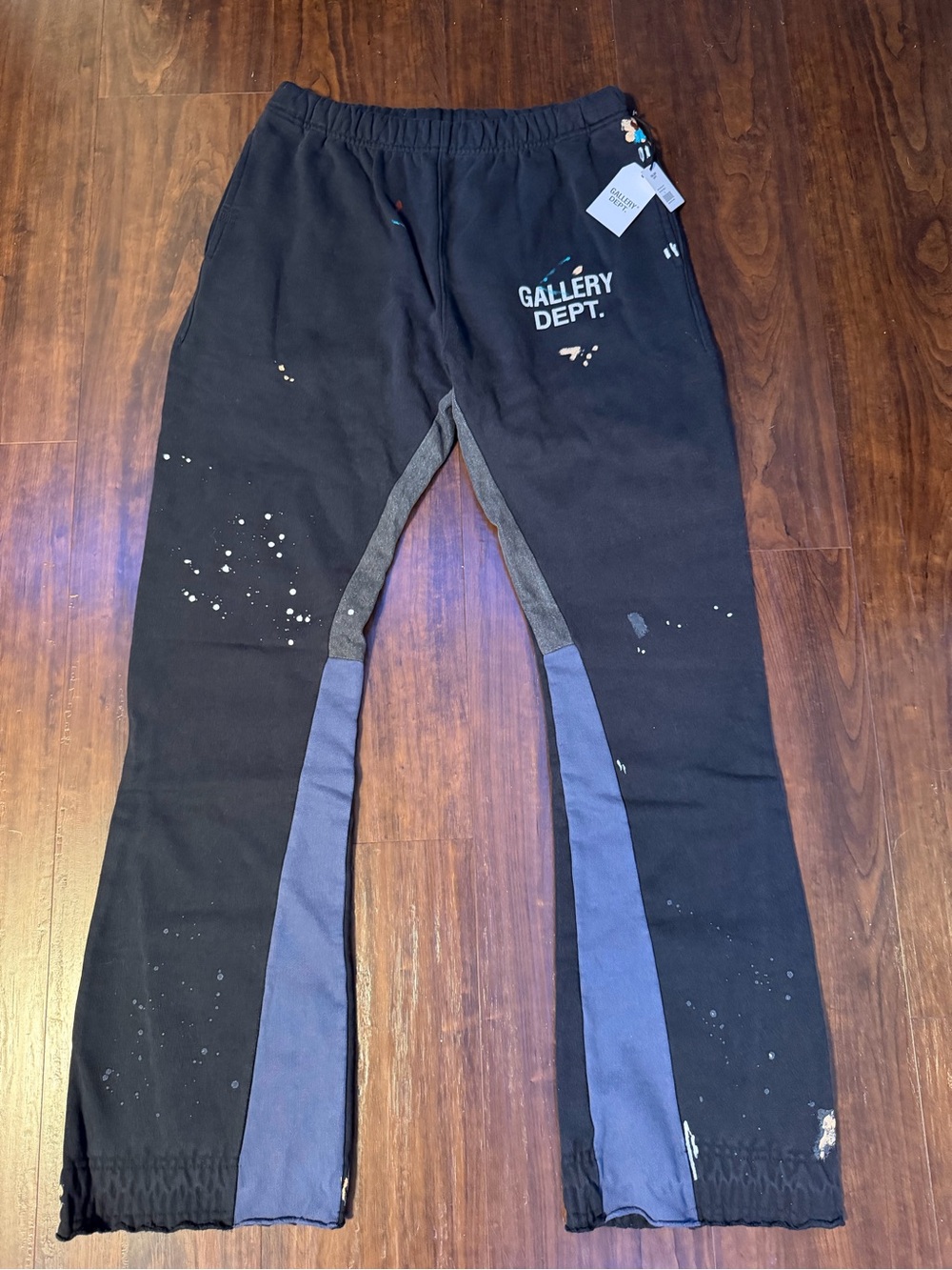 BRAND NEW Men’s Black Gallery Dept. Paint-Splatter Flare Sweatpants Size (L)